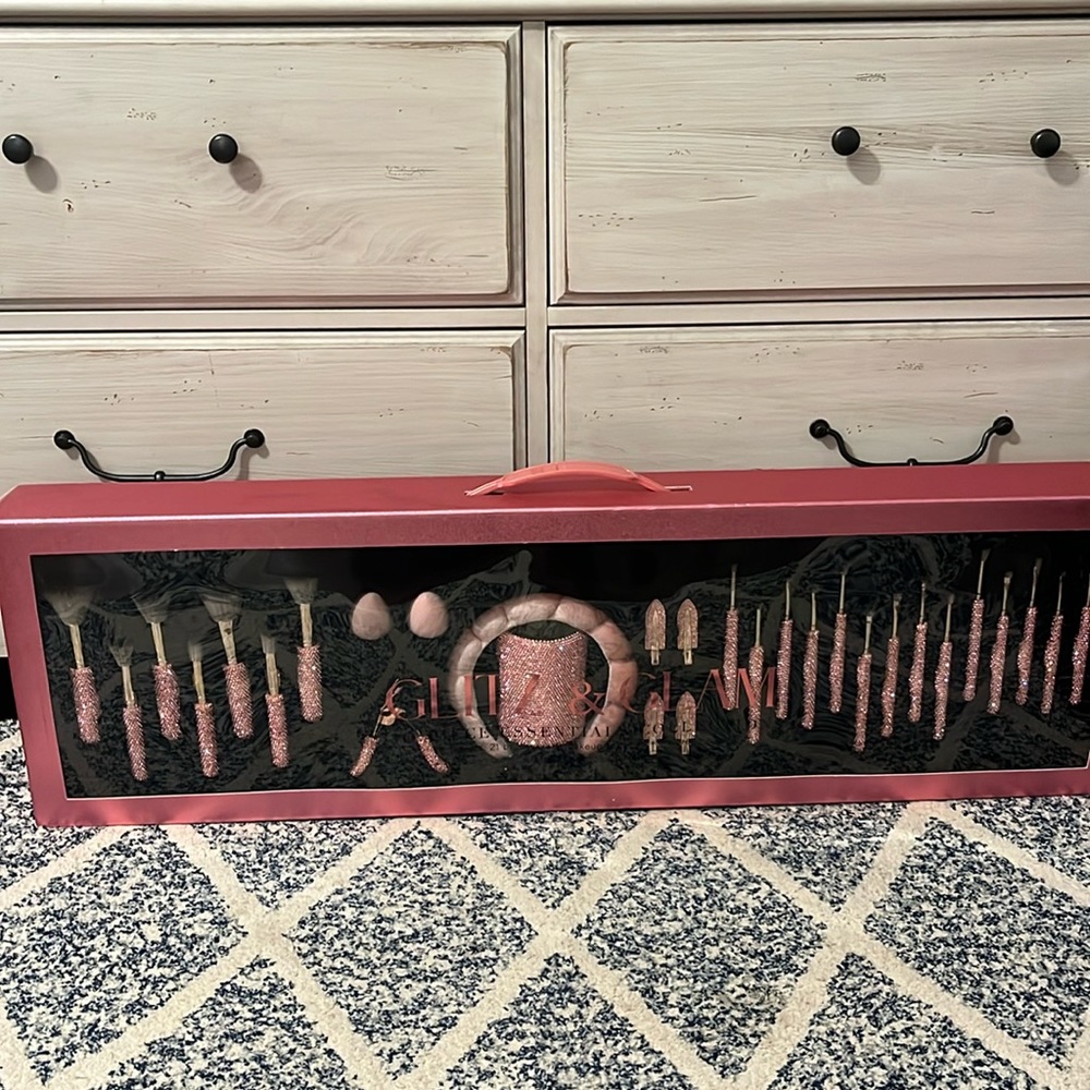 Glitz and Glam 30 piece brush set